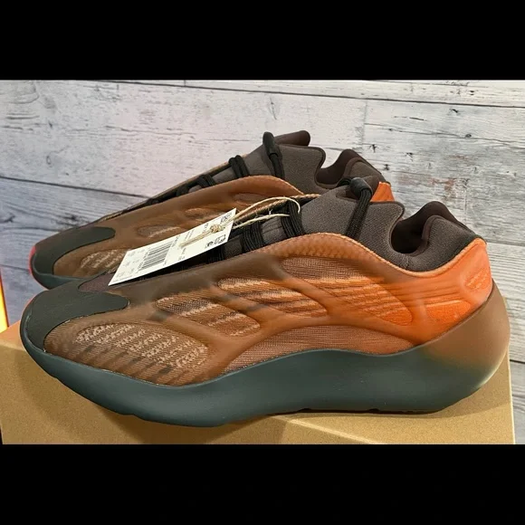 NEW! Men's Adidas Yeezy 700 V3 Copper Fade. Style: GY4109. US Size 10.5.